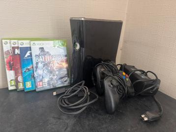 Xbox 360 met 2 controllers en 4 games erbij beschikbaar voor biedingen
