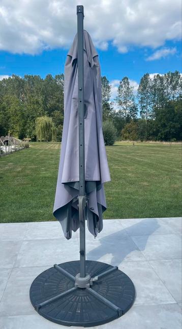 Zweefparasol met draaivoet en 4 extra gewichten beschikbaar voor biedingen