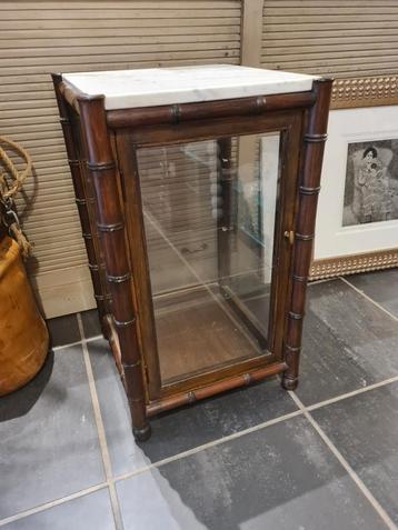 Antieke vitrinekast in faux bamboo beschikbaar voor biedingen