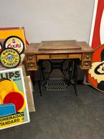Oude naaimachine / verborgrn in een tafelblad, Antiek en Kunst, Ophalen