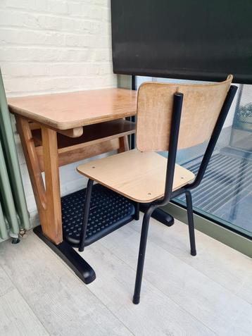 Vintage kinderbureau beschikbaar voor biedingen