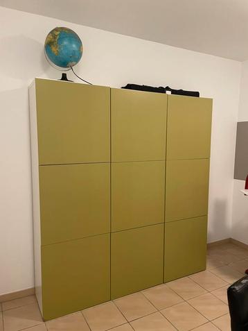 Olijfgroene kast beschikbaar voor biedingen