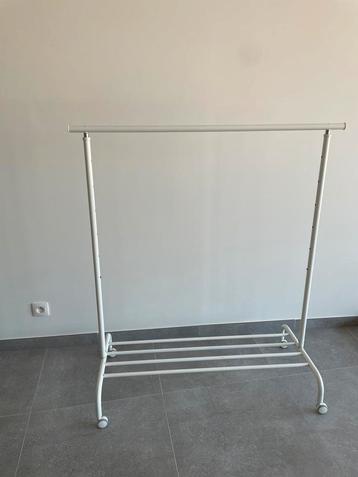 Wit ikea kledingrek beschikbaar voor biedingen