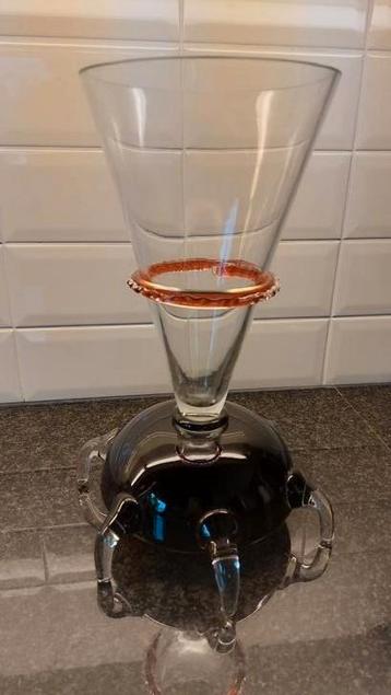 Bewerkte vaas in glas beschikbaar voor biedingen