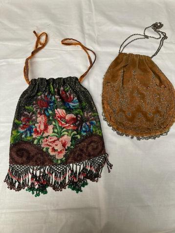 2 autentieke vintage  handtasjes versierd met pareltjesltjes beschikbaar voor biedingen