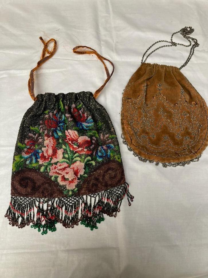 2 autentieke vintage  handtasjes versierd met pareltjesltjes, Handtassen en Accessoires, Overige Accessoires, Gebruikt, Ophalen