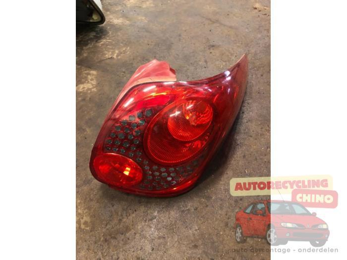Feu arrière droit d'un Peugeot 207, Autos : Pièces & Accessoires, Éclairage, Peugeot, Utilisé, 3 mois de garantie, Enlèvement ou Envoi