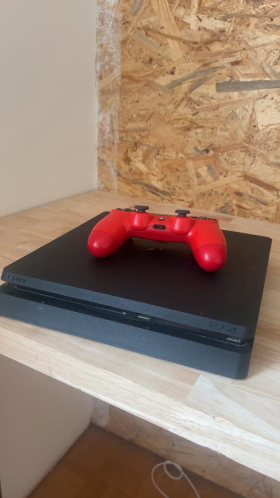 PS4 Slim 1TB met controller + 2 games en kabels, Games en Spelcomputers, Spelcomputers | Sony PlayStation 4, Zo goed als nieuw