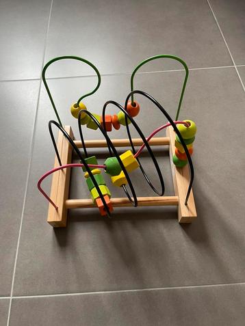 Houten speelgoed met kralen beschikbaar voor biedingen