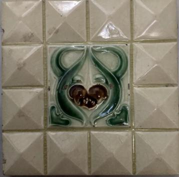 Eén prachtige Art Nouveau wandtegel uit 1900 beschikbaar voor biedingen
