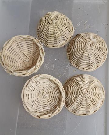 Rieten inlegnestjes beschikbaar voor biedingen