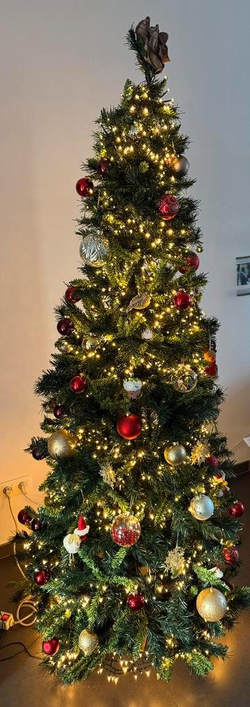 Kunstkerstboom 2,1m hoog met ballen en ledlampjes, Diversen, Kerst, Zo goed als nieuw, Ophalen