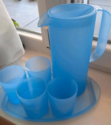 Nieuw plastieken drinkset van Quelle, inclusief doos beschikbaar voor biedingen