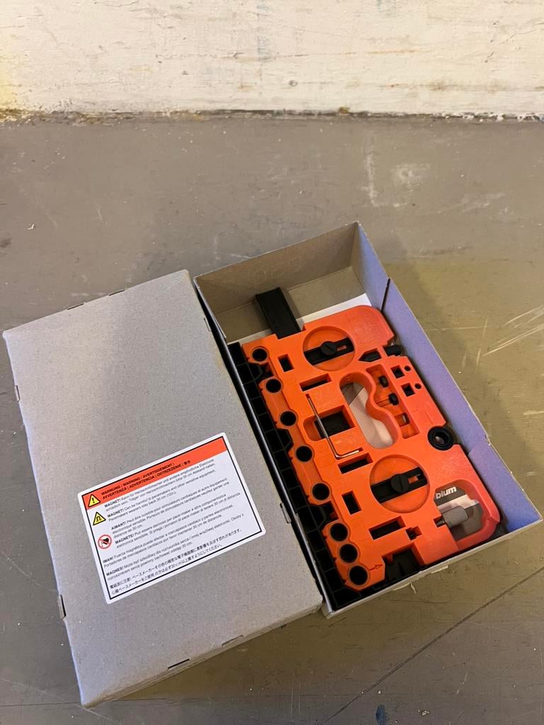 Blum gabarit de perçage universel, Enlèvement ou Envoi, Comme neuf