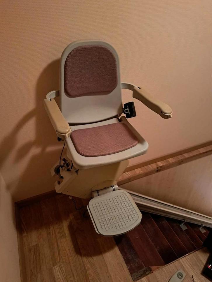 Monte-escliers ACORN, Divers, Monte-escaliers, Utilisé, Droit, Enlèvement