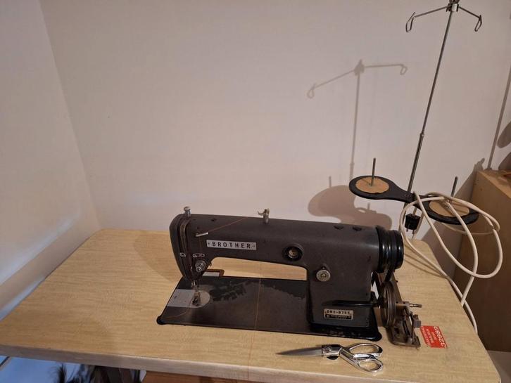 Brother industriële naaimachine DB2-B755, Hobby en Vrije tijd, Naaimachines en Toebehoren, Gebruikt, Naaimachine, Brother, Ophalen