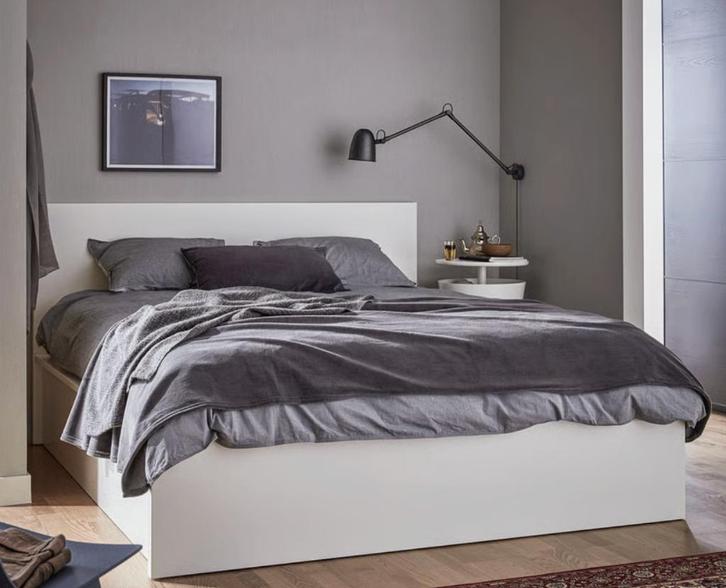 Wit Malm bed, lattenbodem en matras in goede staat! 180x200, Maison & Meubles, Chambre à coucher | Lits, Utilisé, Deux personnes