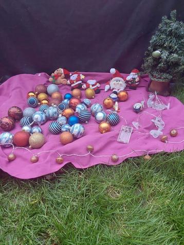 GROTE HOEVEELHEDEN KERSTTOPPINGS +1 PANTOFFELS EN 4 KERSTMUT beschikbaar voor biedingen