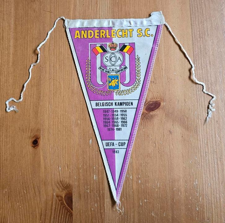 R.S.C Anderlecht 1983 Origineel Vaantje zeldzaam!, Verzamelen, Sportartikelen en Voetbal, Zo goed als nieuw, Vaantje of Sjaal