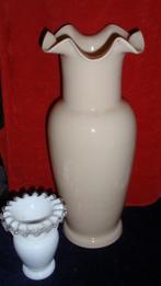 2 oude opaline glazen vazen wit en beige, Antiquités & Art, Antiquités | Verre & Cristal, Enlèvement ou Envoi