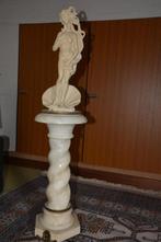 antiek beeld op sokkel, Antiek en Kunst, Ophalen of Verzenden