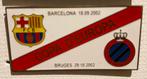 Pin Club Brugge fc Barcelone barca 2002, Collections, Comme neuf, Sport, Enlèvement ou Envoi, Insigne ou Pin's