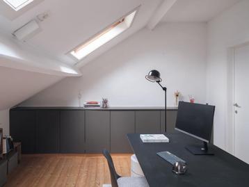 Bureautafel beschikbaar voor biedingen