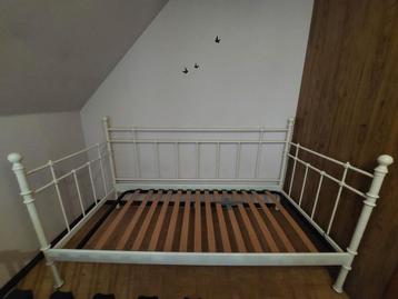 Wit metalen bed + lattenbodem + matras beschikbaar voor biedingen