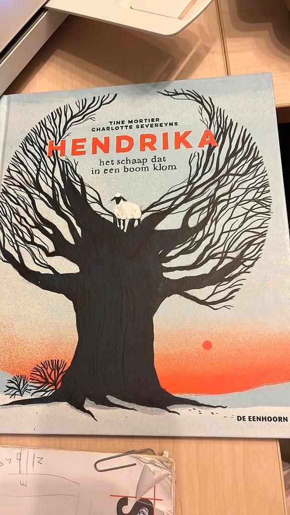 Tine Mortier - Hendrika - het schaap dat in een boom klom, Boeken, Prentenboeken en Plaatjesalbums, Ophalen
