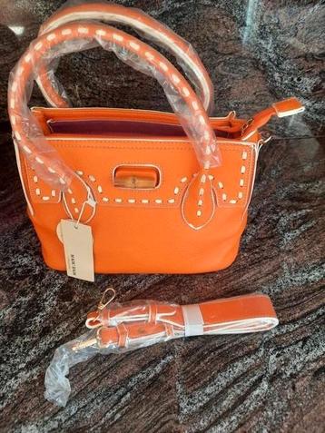Nieuwe handtas met bijhorende riem  beschikbaar voor biedingen