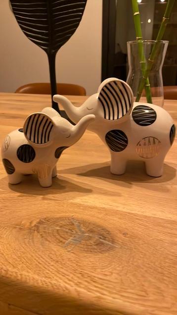 Decoratie - porselein olifantjes beschikbaar voor biedingen