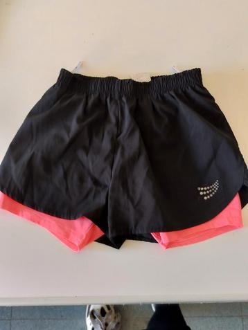 Sportief zwart roze shortje  beschikbaar voor biedingen