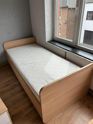 1 persoonsbed met verstelbare lattenbodem en matras beschikbaar voor biedingen