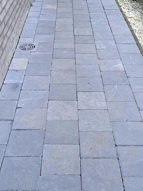 3000stuks Vietnamese bluestone 20x20x2 getrommeld. 1,10€/st, Tuin en Terras, Tegels en Klinkers, Zo goed als nieuw, Ophalen