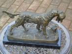 Staande jachthond en zijn wild in brons gesigneerd., Antiek en Kunst, Ophalen of Verzenden, Brons