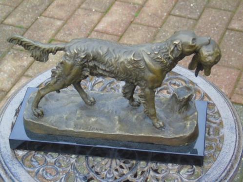 chien de chasse debout et son gibier en bronze signé ., Antiquités & Art, Antiquités | Bronze & Cuivre, Bronze, Enlèvement ou Envoi