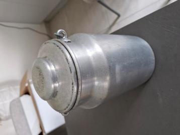 Oude melkkan beschikbaar voor biedingen