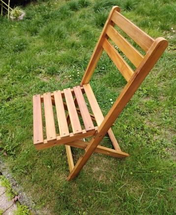 houten opvouwbare stoel beschikbaar voor biedingen