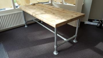 Unieke industriele tafel van steigerhout en staal maatwerk disponible aux enchères