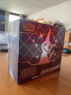 ETB Paldean Fates, Hobby en Vrije tijd, Verzamelkaartspellen | Pokémon, Ophalen of Verzenden, Nieuw, Boosterbox