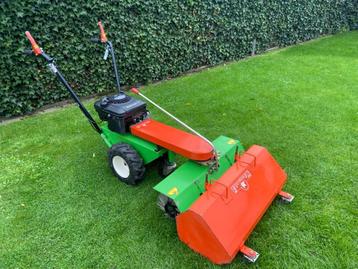 Veegmachine met opvangbak beschikbaar voor biedingen