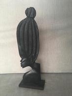 Figurine d’un visage de femme africaine de profil, Enlèvement