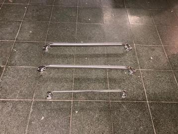 3 stevige metalen wandbeugels beschikbaar voor biedingen