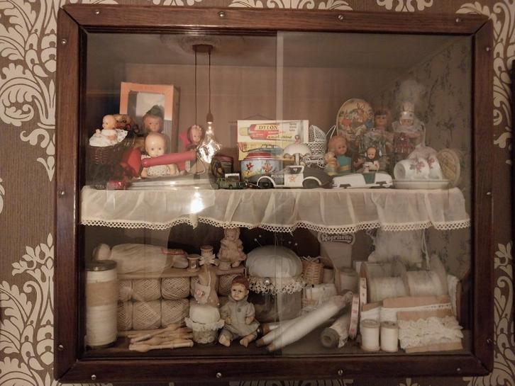 Antiek vitrinekast met inhoud, Huis en Inrichting, Kasten | Vitrinekasten, Gebruikt, Ophalen