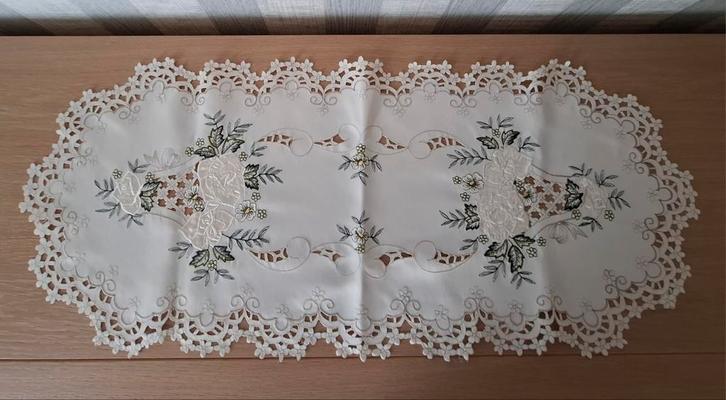 Allerlei tafelkleden in verschillende maten. 14 stuks., Huis en Inrichting, Tafelkleden, Zo goed als nieuw, Ophalen