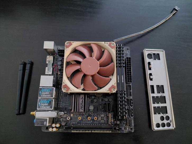 SFF Computeronderdelen (moederbord, ram, cpu en cpu-koeler), Computers en Software, Moederborden, Gebruikt, Intel, DDR4, Ophalen of Verzenden