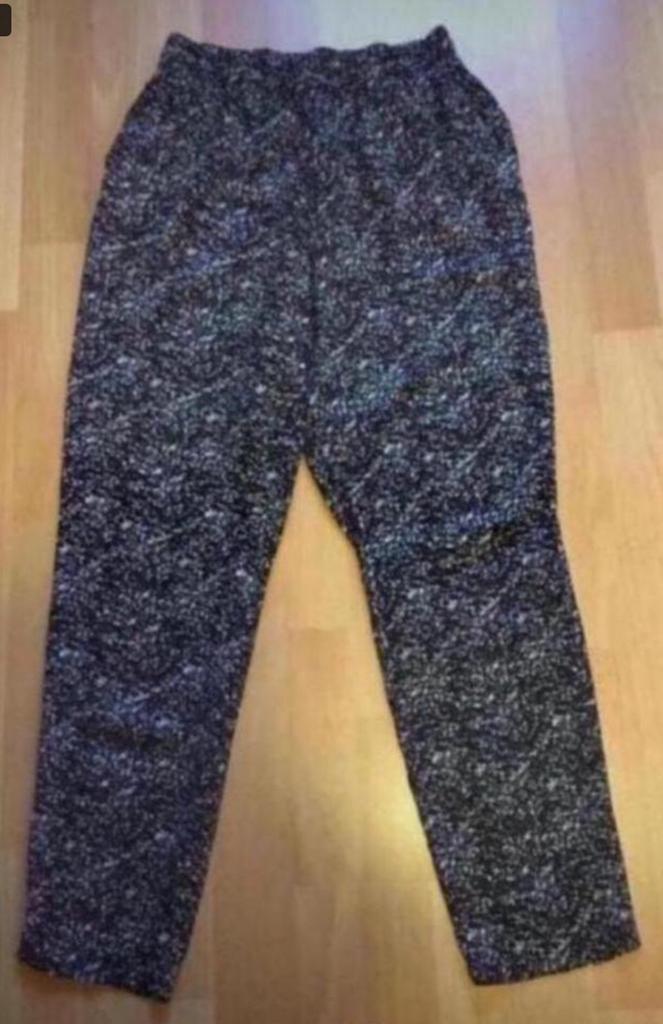 Zwarte losse broek met elastiek en spikkels print., Kleding | Dames, Broeken en Pantalons, Zo goed als nieuw, Maat 36 (S), Zwart