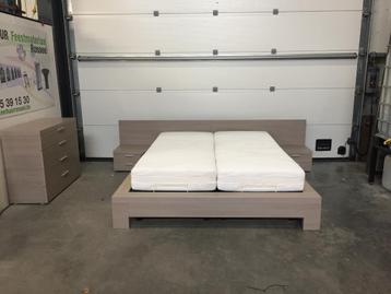 (106) Moderne slaapkamer set met elektrische lattenbodem beschikbaar voor biedingen