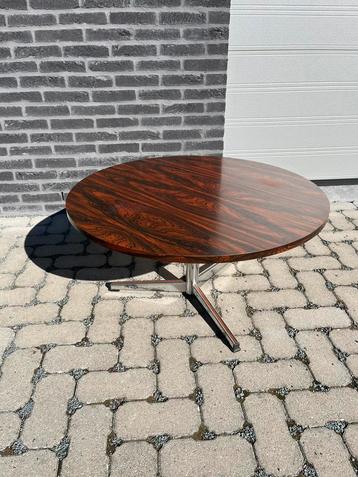 Vintage salontafel beschikbaar voor biedingen