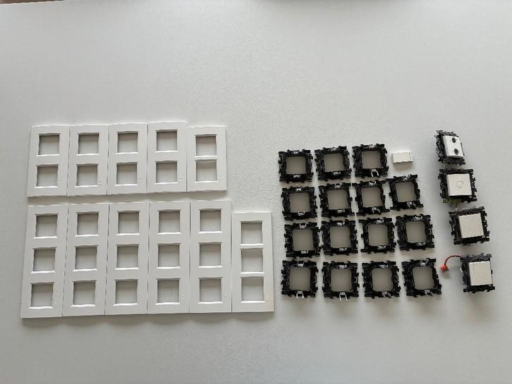 Bticino - schakelaars - afdekplaatjes - bedieningsknoppen..., Doe-het-zelf en Bouw, Elektriciteit en Kabels, Zo goed als nieuw